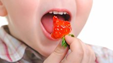 Непростая ягода: Супрун предупредила любителей клубники о смертельной опасности