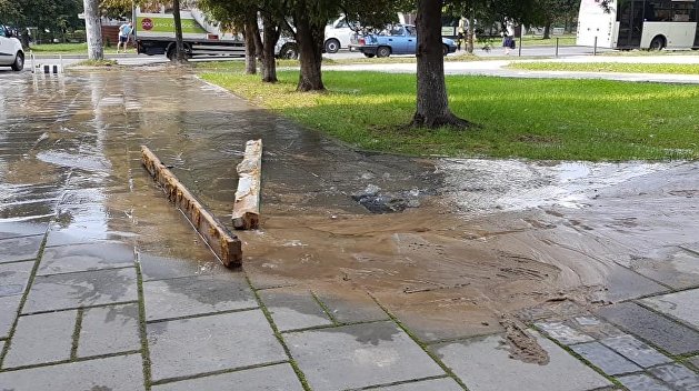 Львовские коммунальщики вторые сутки игнорируют потоп Львовские коммунальщики вторые сутки игнорируют потоп