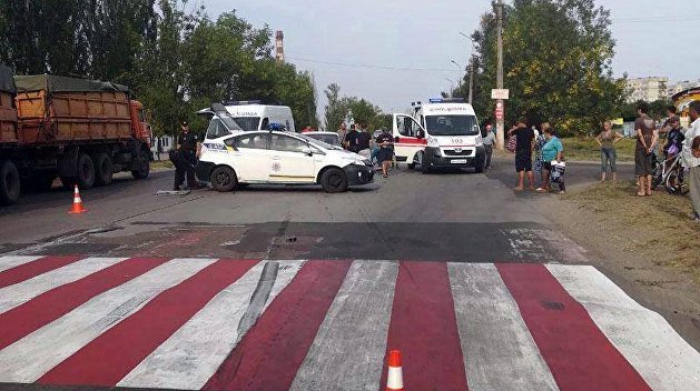 В Мариуполе женщину с ребенком сбили на пешеходном переходе В Мариуполе женщину с ребенком сбили на пешеходном переходе