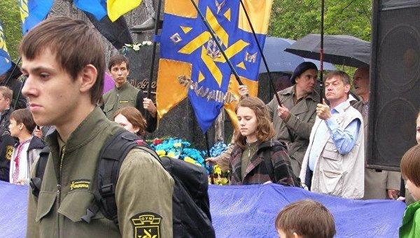 Свастика и расизм: Спикер парламента Украины Парубий в молодости боготворил Гитлера Свастика и расизм: Спикер парламента Украины Парубий в молодости боготворил Гитлера