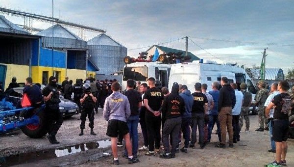 Из героев в бандиты: На Харьковщине «черная сотня Авакова» напала на фермеров Из героев в бандиты: На Харьковщине «черная сотня Авакова» напала на фермеров