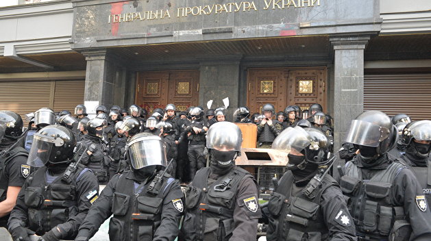 Полиция задержала одного из семерых причастных к беспорядкам у здания Генпрокуратуры Полиция задержала одного из семерых причастных к беспорядкам у здания Генпрокуратуры