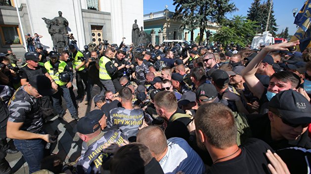 Взрывы у Верховной Рады: среди полицейских есть пострадавшие Взрывы у Верховной Рады: среди полицейских есть пострадавшие