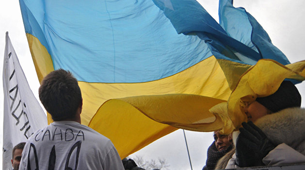Два жителя Закарпатья сорвали флаг Украины со здания горсовета Два жителя Закарпатья сорвали флаг Украины со здания горсовета