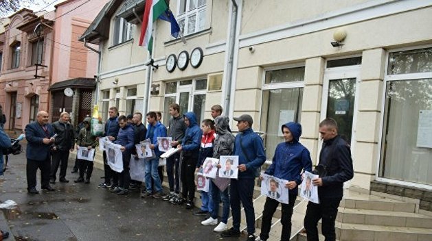 «Свобода» пикетировала консульство Венгрии в Берегове «Свобода» пикетировала консульство Венгрии в Берегове