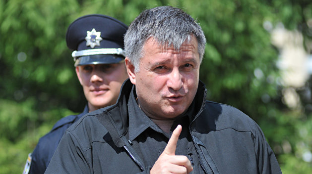 Аваков призвал полицию разогнать майдан