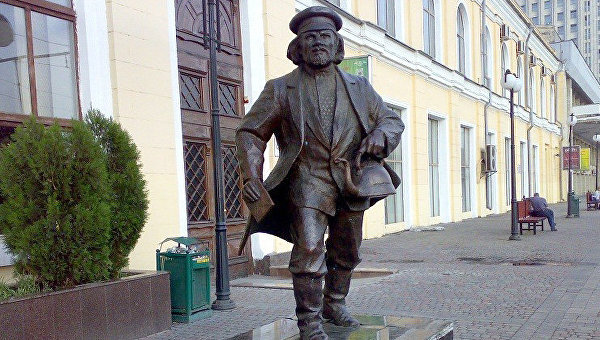 Яйца динозавра, уши КГБ и Аллея Бельмондо: странные памятники Харькова Яйца динозавра, уши КГБ и Аллея Бельмондо: странные памятники Харькова