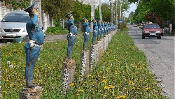 Яйца динозавра, уши КГБ и Аллея Бельмондо: странные памятники Харькова Яйца динозавра, уши КГБ и Аллея Бельмондо: странные памятники Харькова