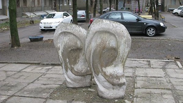 Яйца динозавра, уши КГБ и Аллея Бельмондо: странные памятники Харькова Яйца динозавра, уши КГБ и Аллея Бельмондо: странные памятники Харькова