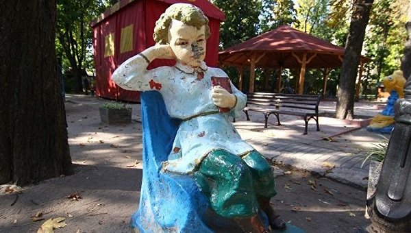 Яйца динозавра, уши КГБ и Аллея Бельмондо: странные памятники Харькова Яйца динозавра, уши КГБ и Аллея Бельмондо: странные памятники Харькова