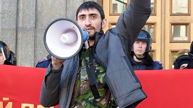 Националисты атаковали автомобиль с освободившимся узником тюрьмы СБУ Топазом Националисты атаковали автомобиль с освободившимся узником тюрьмы СБУ Топазом