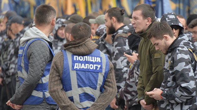Националисты атаковали памятник Ватутину в Киеве