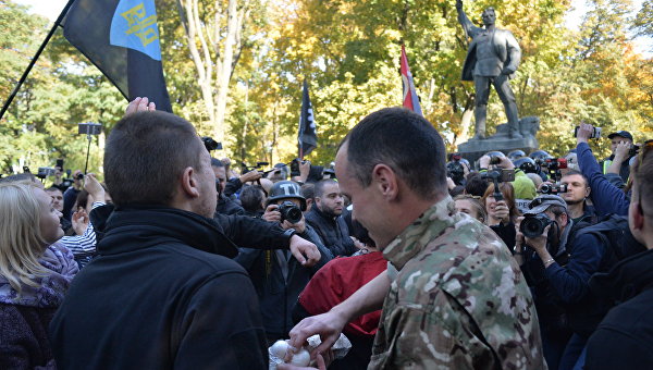 Киев: Памятник Ватутину оказался не по зубам националистам. ФОТОРЕПОРТАЖ