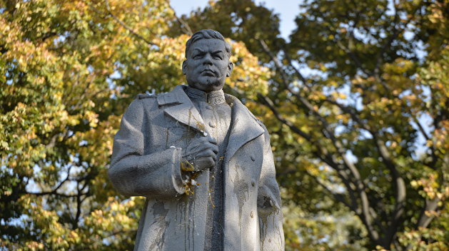 На Черниговщине националисты с молотами атаковали бюст генерала Ватутина На Черниговщине националисты с молотами атаковали бюст генерала Ватутина