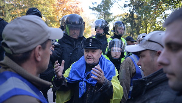 Киев: Памятник Ватутину оказался не по зубам националистам. ФОТОРЕПОРТАЖ