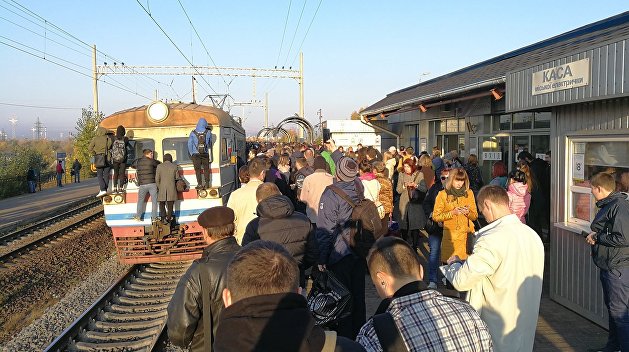 «Поймите, задолбало». Жители Троещины взяли штурмом электричку «Поймите, задолбало». Жители Троещины взяли штурмом электричку