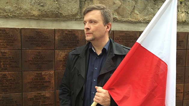 Польский диссидент Пискорский в тюрьме беседует с православным батюшкой и слушает Цоя Польский диссидент Пискорский в тюрьме беседует с православным батюшкой и слушает Цоя