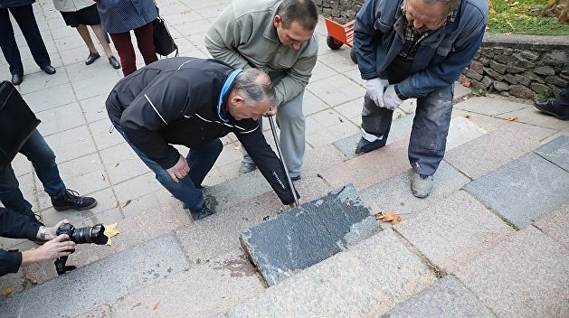 В Литве демонтируют использованные при строительстве еврейские надгробия В Литве демонтируют использованные при строительстве еврейские надгробия