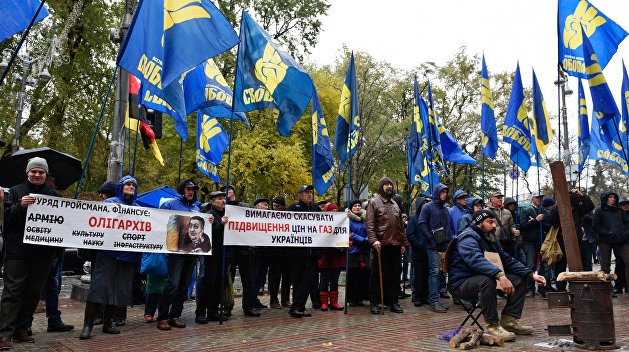 На Кабмин! Националисты вывели людей к зданию правительства Украины На Кабмин! Националисты вывели людей к зданию правительства Украины