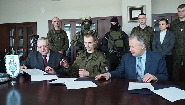 Союз свастики и волчьего крюка. Штурмовики «Азова» нашли побратимов в Польше Союз свастики и волчьего крюка. Штурмовики «Азова» нашли побратимов в Польше