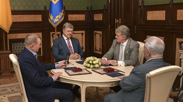Порошенко обсудил с тремя своими предшественниками Донбасс и будущее страны Порошенко обсудил с тремя своими предшественниками Донбасс и будущее страны