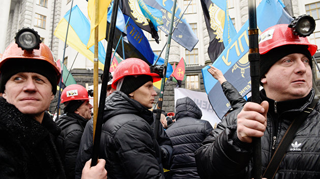 Луганские шахтеры угрожают подземной голодовкой и перекрытием дорог Луганские шахтеры угрожают подземной голодовкой и перекрытием дорог