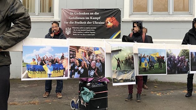 No pasaran! В Гамбурге прошел «вернисаж» против нацизма на Украине. ФОТОРЕПОРТАЖ No pasaran! В Гамбурге прошел «вернисаж» против нацизма на Украине. ФОТОРЕПОРТАЖ