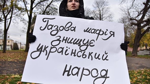 Винницкие пенсионеры забросали яйцами горсовет, требуя снижения цены на газ Винницкие пенсионеры забросали яйцами горсовет, требуя снижения цены на газ