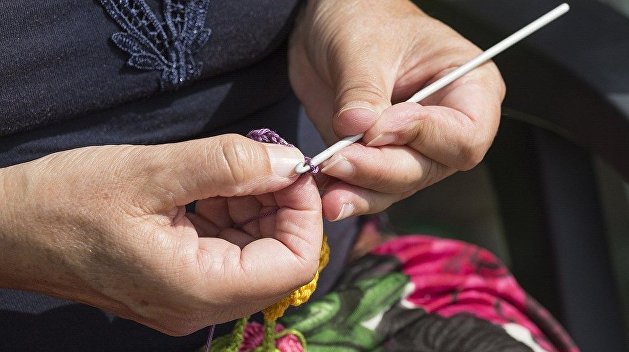 Из отходов в доходы: Полтавчанка вяжет коврики из вторсырья Из отходов в доходы: Полтавчанка вяжет коврики из вторсырья