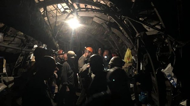 Число бастующих на Донетчине шахтеров растет: более 30 человек отказались выходить на поверхность