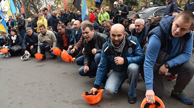 Украинские шахтеры перекрыли несколько трасс из-за долгов по зарплате