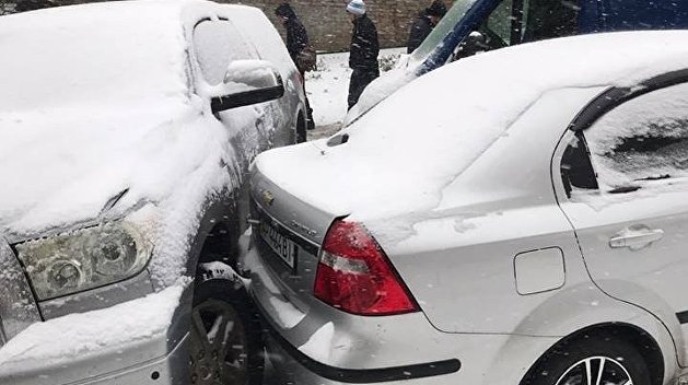 Первый снег в Киеве: более полусотни ДТП и транспортный коллапс