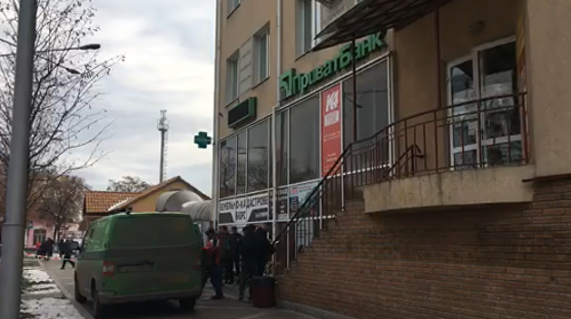 Стражи порядка ловят преступников, ограбивших инкассаторскую машину под Киевом Стражи порядка ловят преступников, ограбивших инкассаторскую машину под Киевом