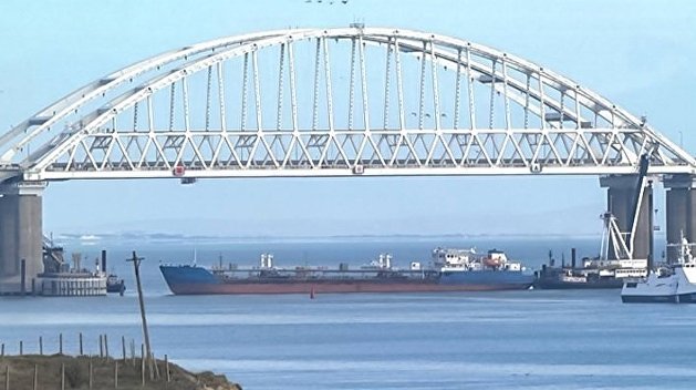 ВМС Украины: Российские суда требуют от украинских кораблей немедленно остановиться ВМС Украины: Российские суда требуют от украинских кораблей немедленно остановиться