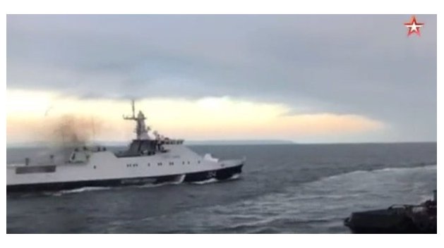 СМИ опубликовали видео сближения российских кораблей с украинскими судами СМИ опубликовали видео сближения российских кораблей с украинскими судами