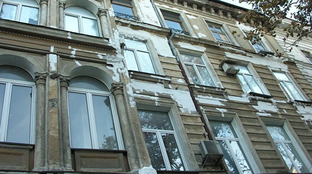 Городские варвары: В Одессе коммунальщики уничтожили декор на фасадах домов Городские варвары: В Одессе коммунальщики уничтожили декор на фасадах домов