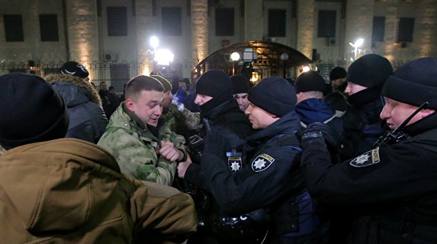 Политолог: Военным положением будут оправдывать проколы местных властей Политолог: Военным положением будут оправдывать проколы местных властей