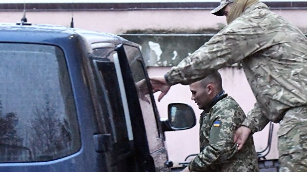 Крымский суд оставил под арестом четырех украинских моряков и сотрудника СБУ Крымский суд оставил под арестом четырех украинских моряков и сотрудника СБУ