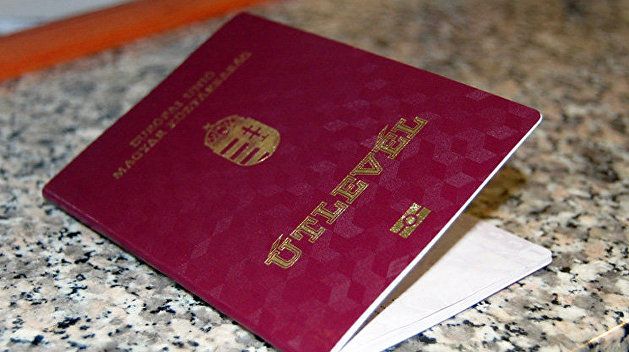 Будапешт массово изымает венгерские паспорта у жителей Закарпатья