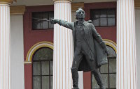 Нищуки духом. В Киеве снесут памятник Суворову, установленный в кадетском училище