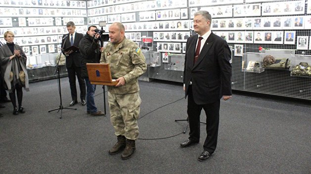 Порошенко наградил Яроша именным пистолетом Порошенко наградил Яроша именным пистолетом