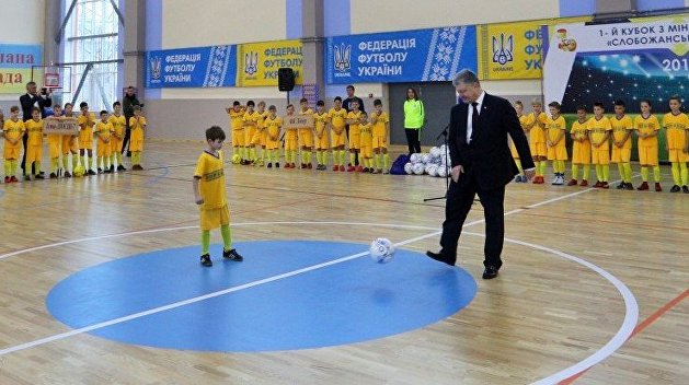 В Сеть слили видео с Порошенко-футболистом В Сеть слили видео с Порошенко-футболистом