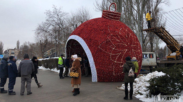 Гигантская ёлочная игрушка в Кривом Роге установила национальный рекорд Гигантская ёлочная игрушка в Кривом Роге установила национальный рекорд