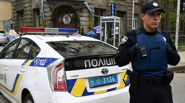 Напарники не заступились: в Киеве избили полицейскую