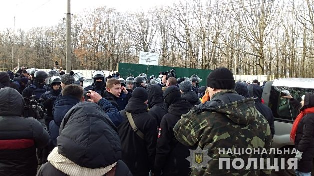Противники строительства кинологической площадки в Одессе подрались с полицейскими Противники строительства кинологической площадки в Одессе подрались с полицейскими