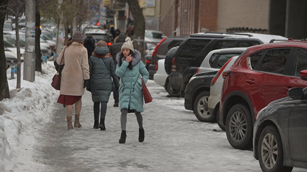В Киеве водители построились елкой из 100 автомобилей на проспекте Бандеры В Киеве водители построились елкой из 100 автомобилей на проспекте Бандеры