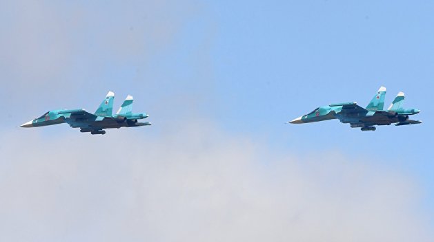 Бомбардировщики Су-34 столкнулись в небе над Дальним Востоком Бомбардировщики Су-34 столкнулись в небе над Дальним Востоком