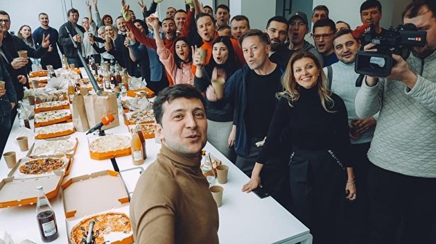 «А почему не в бане?» Зеленский зовет журналистов в необычное место на пресс-марафон «А почему не в бане?» Зеленский зовет журналистов в необычное место на пресс-марафон