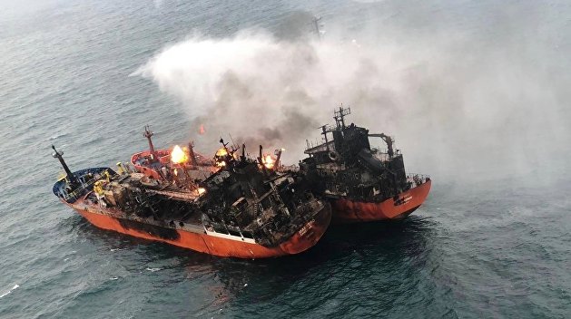 Полыхающему танкеру в Черном море не дали зайти в порт из-за санкций США — Reuters Полыхающему танкеру в Черном море не дали зайти в порт из-за санкций США — Reuters
