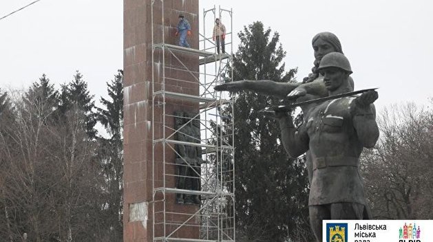 Во Львове приступили к сносу 30-метровой стелы Монумента Славы Во Львове приступили к сносу 30-метровой стелы Монумента Славы